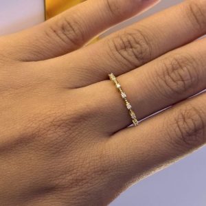 Anel Cravejado Fino em Ouro 18K