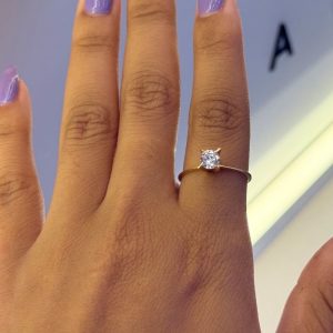 Anel Solitário Garra Alta em Ouro 18K