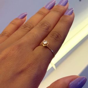 Anel Solitário com Borda em Ouro 18K