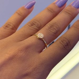 Anel Solitário Cravejado Caixa Baixa em Ouro 18K